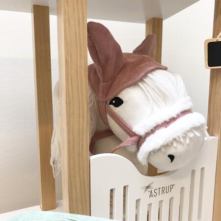 sød hvid kæphest eller hobby horse fra by astrup