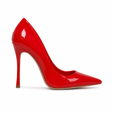 Rød lakstilet med spids snude og høj stiletthæl fotograferet i profil på hvid baggrund – elegante damepumps fra Topsko.dk.