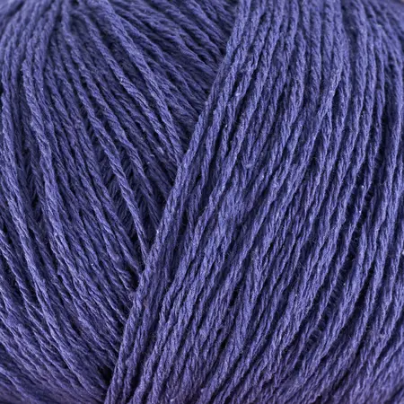 Close up af garnnøgle pure silk fra Knitting for Olive i farven fransk anemone