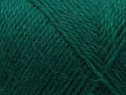 close up af garnnoegle af maerket vilja fra filcolana i farven forest green 244