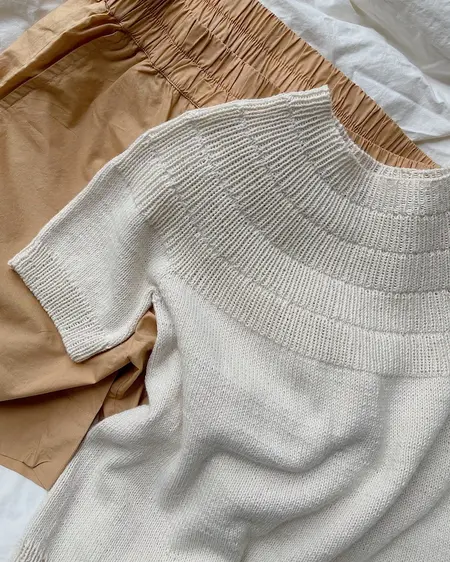 Petiteknits anker tee ligger ovenpaa et par bukser