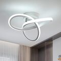 En moderne loftslampe med et slankt design har to sammenflettede, oplyste sløjfer. Armaturet udsender et blødt, hvidt skær og er sat mod et almindeligt hvidt loft og lyse vægge i et moderne rum.