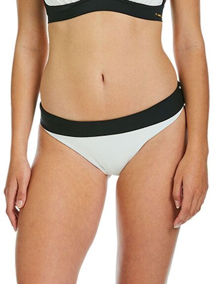 En kvinde iført en hvid bikinitrusse med en tyk sort linning, vist fra midt på torsoen til øverst på lårene.