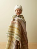 Barn omsvøbt plaid fra Rauma garn i garnet Finull i beige bundfarve med lyse striber