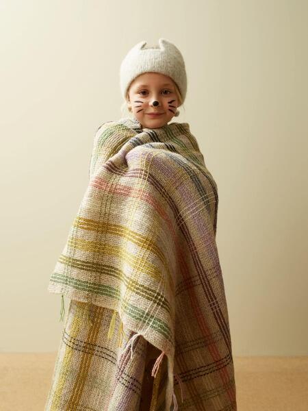 Barn omsvøbt plaid fra Rauma garn i garnet Finull i beige bundfarve med lyse striber
