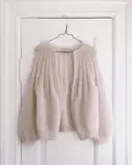 Petiteknits strikkede sunday cardigan i silk mohair haenger paa doer