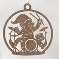 Nisse med tromme juleornament i træ i valnød med gennembrudt design
