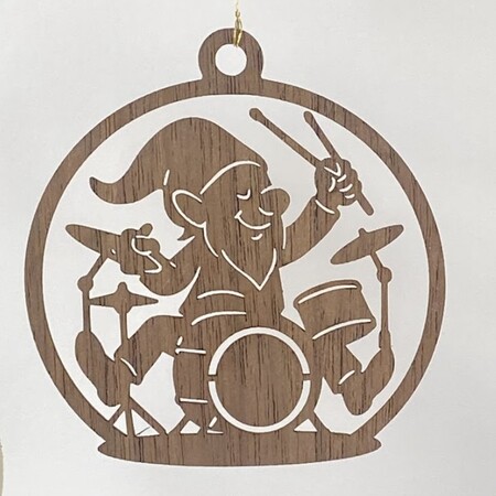 Nisse med tromme juleornament i træ i valnød med gennembrudt design