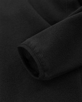 Closeup af fleecejakkens ærme i Sort. Flade pyntesømme og sort elastisk kantbånd ved ærmekanten. Stilfuld og komfortabel.