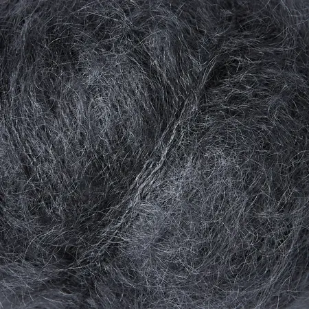 close up af garnnoegle soft silk mohair fra knitting for olive farven midnat