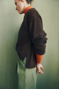 fra siden ses model ifoert helga isagers strikkede otti sweater