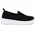 Sort slip-on sneaker med fleksibel overdel og hvid komfortsål på hvid baggrund