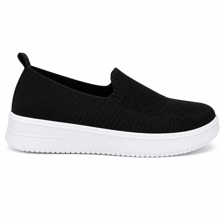 Sort slip-on sneaker med fleksibel overdel og hvid komfortsål på hvid baggrund