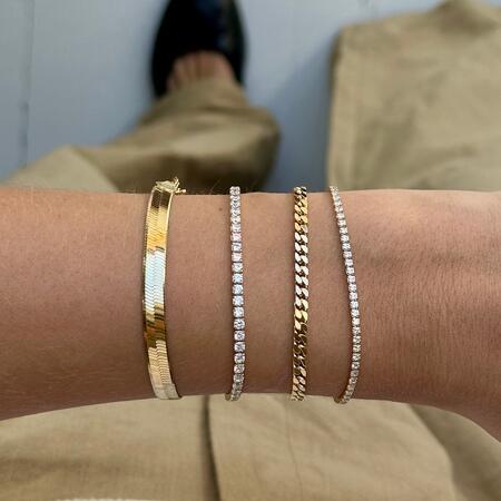 Asta iført Tennis armbånd udført i 925 ren sterlingsølv belagt med 18 karat forgyldning isat hvide zirkonia.