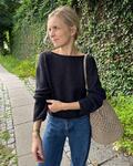 PetiteKnit Sevilla Blouse bådudskæring strikket oppefra og ned i Isager Palet og Trio 1 – klassisk strikket bluse set på model