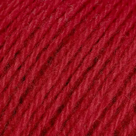 Close up af lun merino fra rauma garn i farven rød