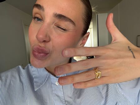 Inge iført Reef Essence ring udført i 925 ren sterlingsølv belagt med 18 karat forgyldning med perler.