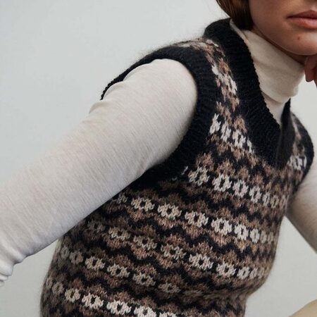 kroppen på modellen med flora slipover af camilla vad jensen yarn og silk mohair fra isager