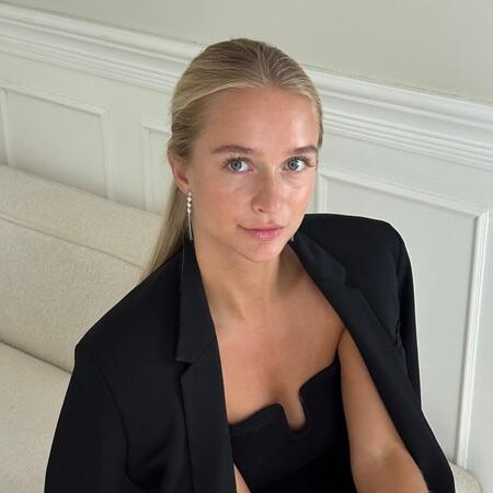 Asta iført Element øreringe udført i 925 sterlingsølv.