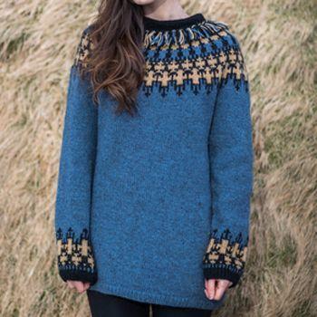 close up af model ifoert sweateren Vaettir strikket i lettlopi