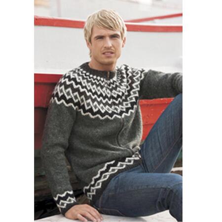 herremodel sidder ned ifoert sweateren heikkur strikket i lettlopi fra istex