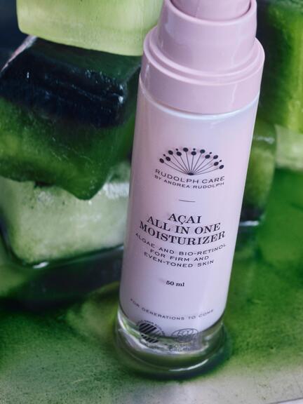 Rudolph Care Acai All in One Moisturizer 50 ml økologisk ansigtscreme i glasflaske med grøn baggrund