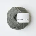 garnnoegle merino fra knitting for olive i farven stoevet soegroen