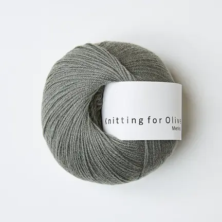 garnnoegle merino fra knitting for olive i farven stoevet soegroen