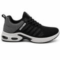 Sort sneaker med åndbar mesh-overdel, hvide kontrastdetaljer og komfortabel støddæmpende sål vist i profil på hvid baggrund.
