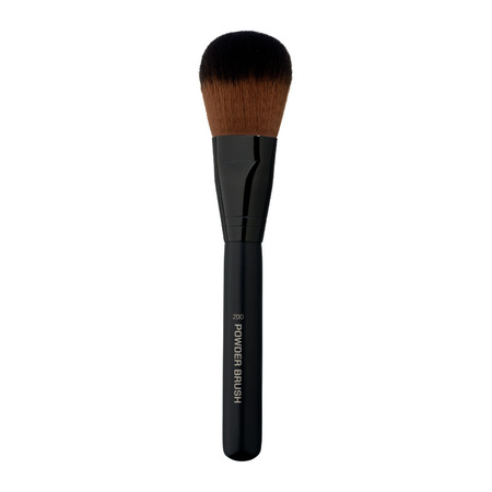 Powder Brush med bløde, tætte syntetiske børstehår og FSC®-træskaft til jævn påføring af pudder for en naturlig finish.