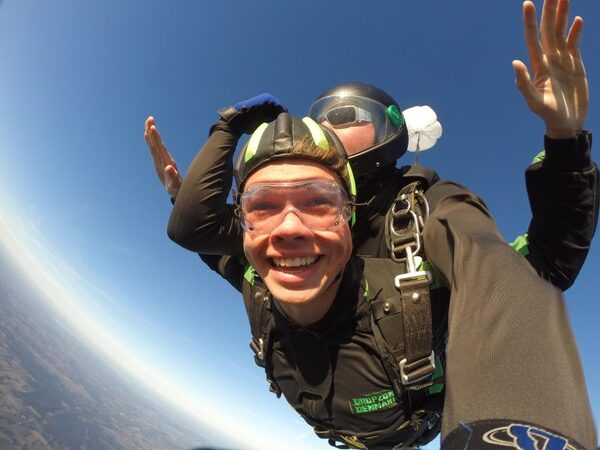 skydive glad ansigt