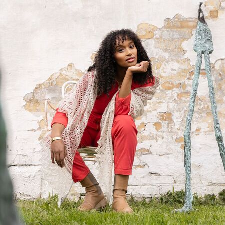 model har det strikkede urania sjal over skulderen hun staar lidt i knae