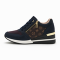Sort dame wedge-sneaker med brun monogramside og gyldne detaljer