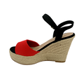 Rød kilehælssandal med sort hælstrop og flettet jutesål