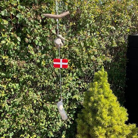 Sommerhus flagline træflag med sten på snor stenranke. Flagranke