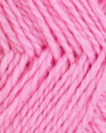 close up af garnet fviel fra rauma garn i farven lys rosa