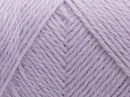 close up af garnet vilja fra filcolana farve 369 slightly purple