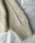 esther sweater model aerme petiteknit strikket i hvid jensen yarn og silk mohair e0 fra isager