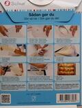 Instruktioner til brug af et bage- eller madlavningsprodukt. Billedet inkluderer trin-for-trin-fotos, der viser, hvordan man udfylder og bruger det formede emne. Trin er ledsaget af tekst på dansk og et andet sprog, sandsynligvis svensk eller norsk.