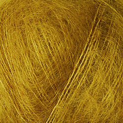 Close up af isager silk mohair farve 22 garn gylden