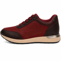Bordeaux sneaker med perforeret overdel, præget læderlook og beige sål i profil