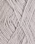 close up af garnet finull fra Rauma i farven graabeige 452
