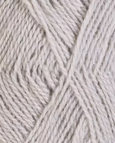close up af garnet finull fra Rauma i farven graabeige 452