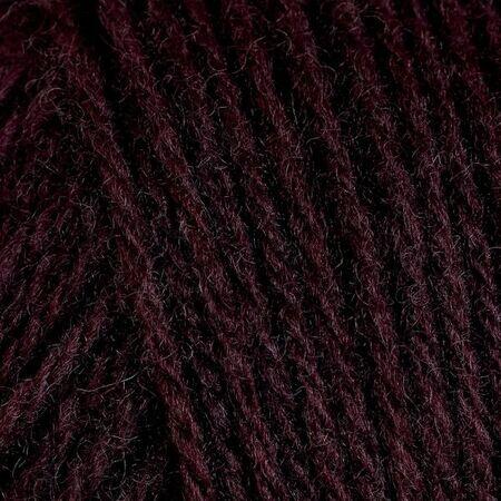 Close up af lun merino fra rauma garn i farven bordeaux
