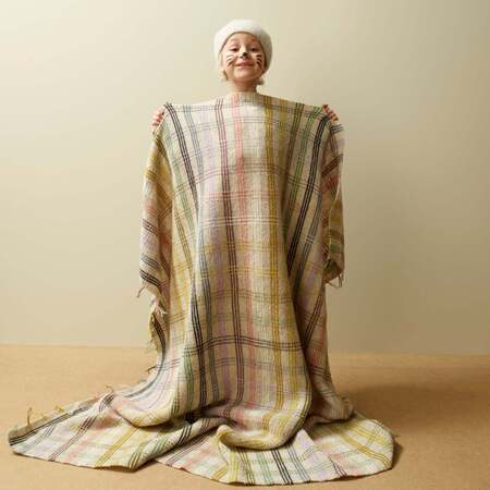 Plaid fra Rauma garn i garnet Finull i beige bundfarve med lyse forårsstriber i forskellige farver