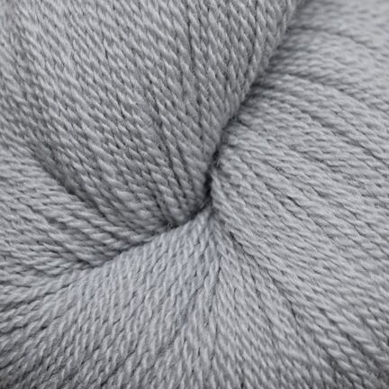 Close up af garnnøgle silke merino fra design club i farven 582 grålilla