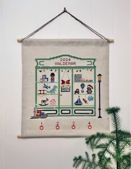 Broderet adventkalender fra pomp stitch kaldet toy store green