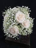 Brudebuket i hvidenuancer roser og brudeslør