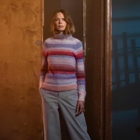 Model iført sweateren color vibes designet af vesterby krea for filcolana