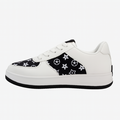 Hvid sneaker med sort monogram og sorte detaljer